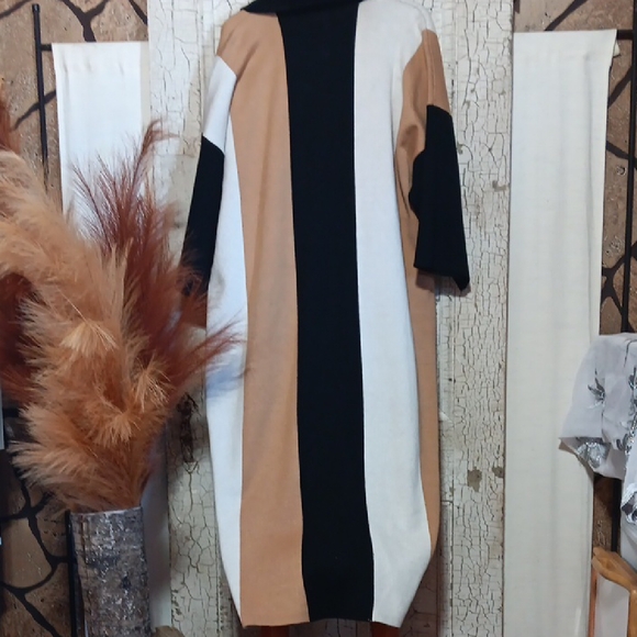 Chic Black, White, and Tan Cape - Picture 6 of 7